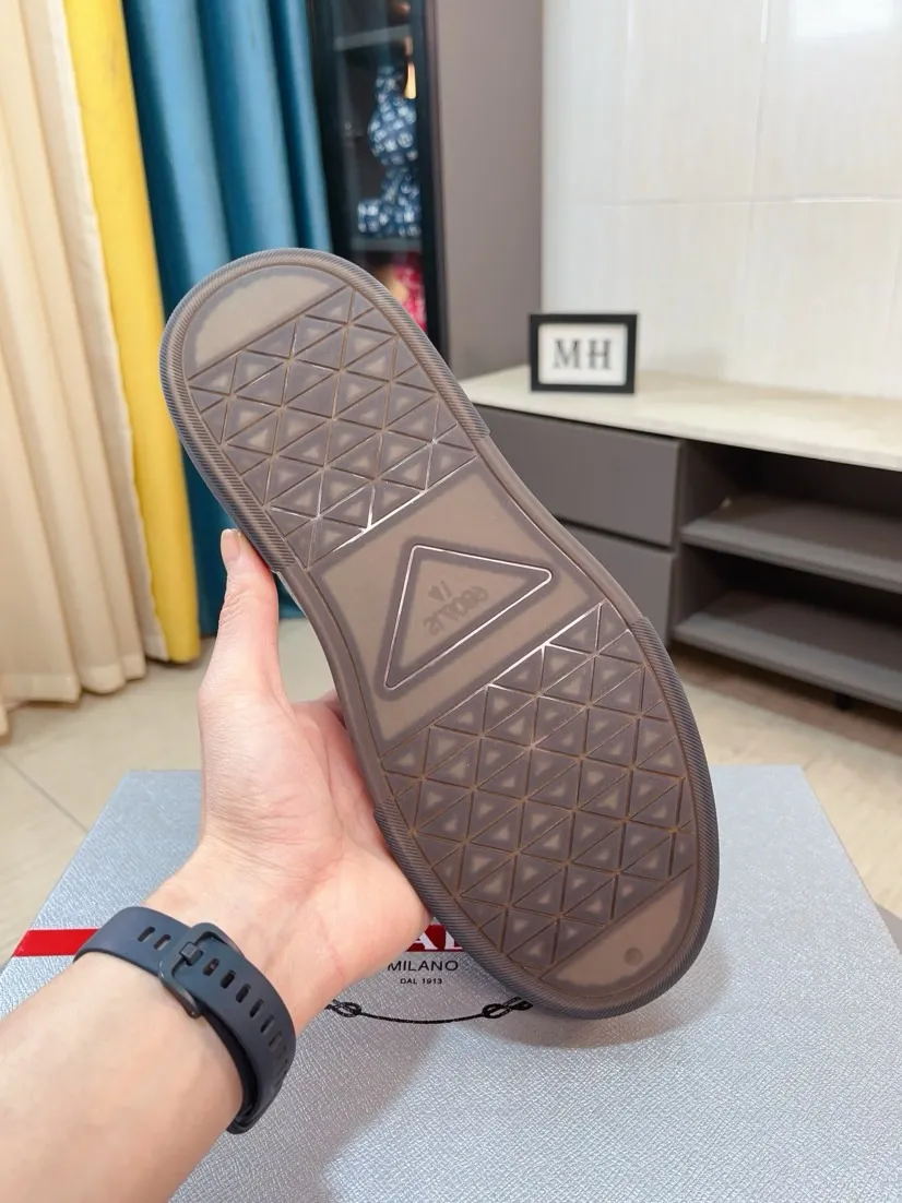 Men's shoes 💰600🌹🌹High-quality new Prada counters are launched simultaneously. The new men's shoes and 😘fabrics are selected from imported mesh and glue-spraying technology. Imported cowhide lining. 👍🏿High-end☄️Open-molded non-slip rubber outsole, exquisite lines, simple and elegant, comfortable and high-end for leisure travel. Code number: 38 to 44
